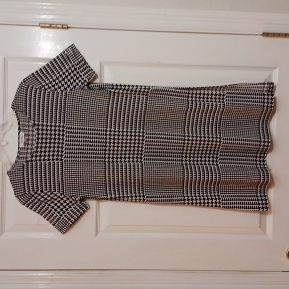 Calvin Klein Dresses & Skirts - Calvin Klein- Medium-short sleeved black and white dress, a slit in each side